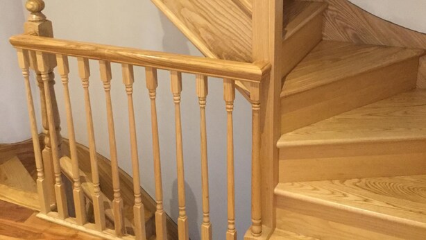 Un escalier en bois avec une rampe et un plancher en bois.