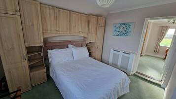 1 habitación, tabla de planchar con plancha, wifi gratis y ropa de cama