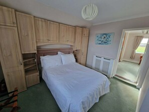 1 bedroom, iron/ironing board, free WiFi, bed sheets - Ocean View Apartment (Grandes Rocques)