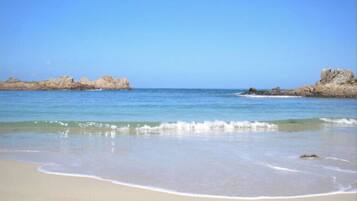 Playa en los alrededores y toallas de playa