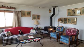 Smart-TV, Kamin, Bücher