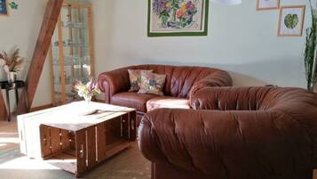 Smart-TV, Tischfußball, Bücher