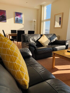 Smart-TV, Videospiele, DVD-Player, TischfuĂball