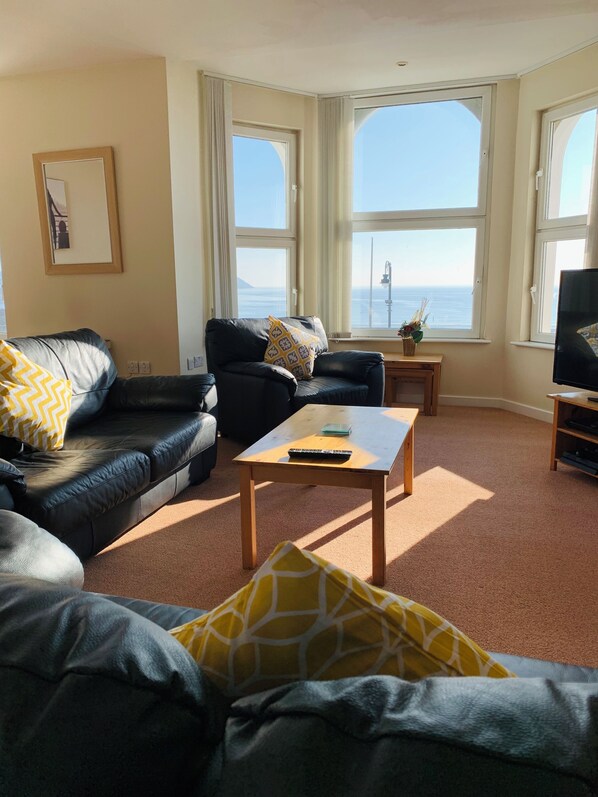 Smart-TV, Videospiele, DVD-Player, TischfuĂball