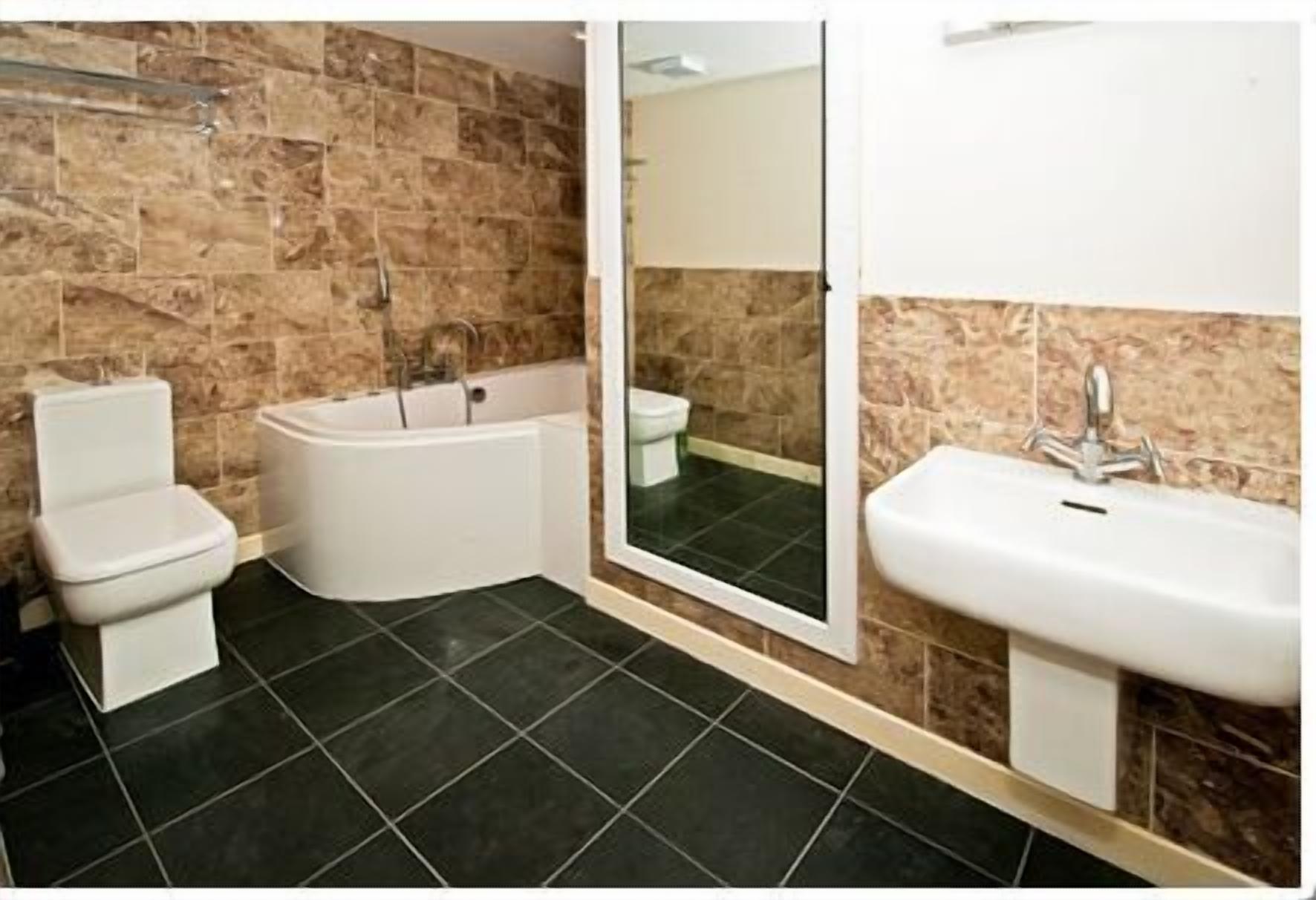 Suihkun ja ammeen yhdistelmä, hiustenkuivaaja, pyyhkeet, saippua