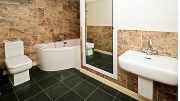 Kombination af bruser/badekar, hårtørrer, håndklæder, Sæbe