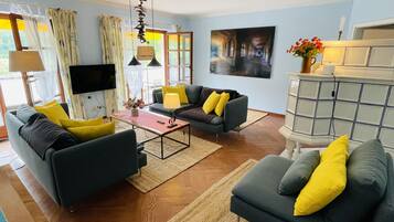 Een smart-tv, een open haard en tafelvoetbal