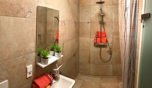 Bathtub, hair dryer, bidet, towels - Paradise on the Danube (Erlau)