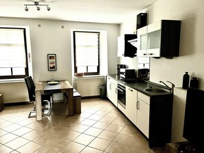 Kühlschrank, Mikrowelle, Herdplatte, Geschirrspüler