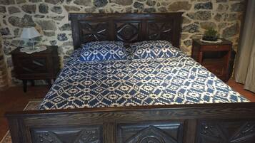 2 bedrooms, iron/ironing board, WiFi