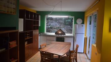 Fridge, microwave, oven, coffee/tea maker