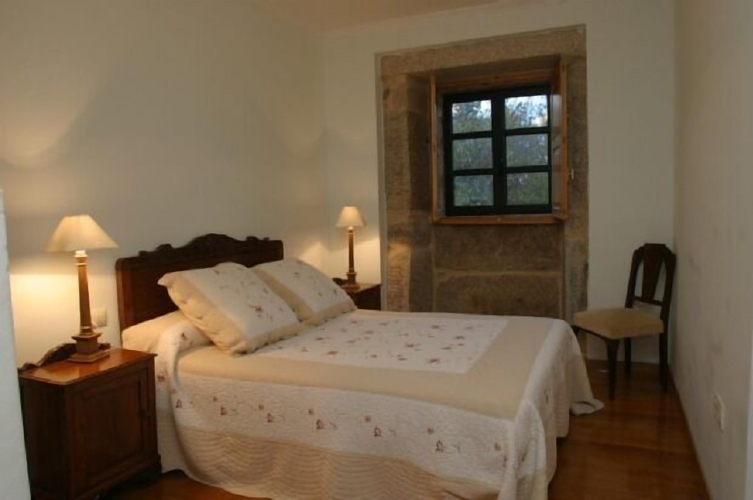 4 bedrooms, desk, soundproofing, iron/ironing board