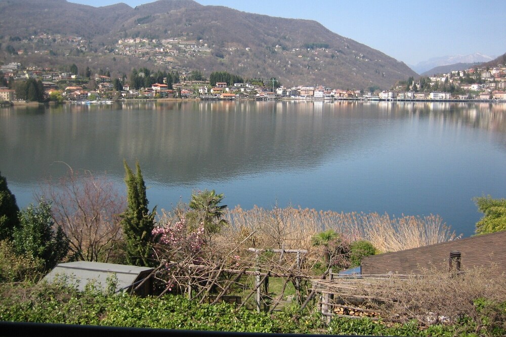 Modern, comfortable loft apartment, right on the lake and Monte Caslano.