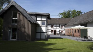 Un bâtiment moderne qui présente un mélange de styles architecturaux, notamment une structure traditionnelle à ossature en bois et un design contemporain.