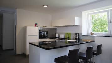 Een kookplaat, een vaatwasser, een koffiezetapparaat/waterkoker