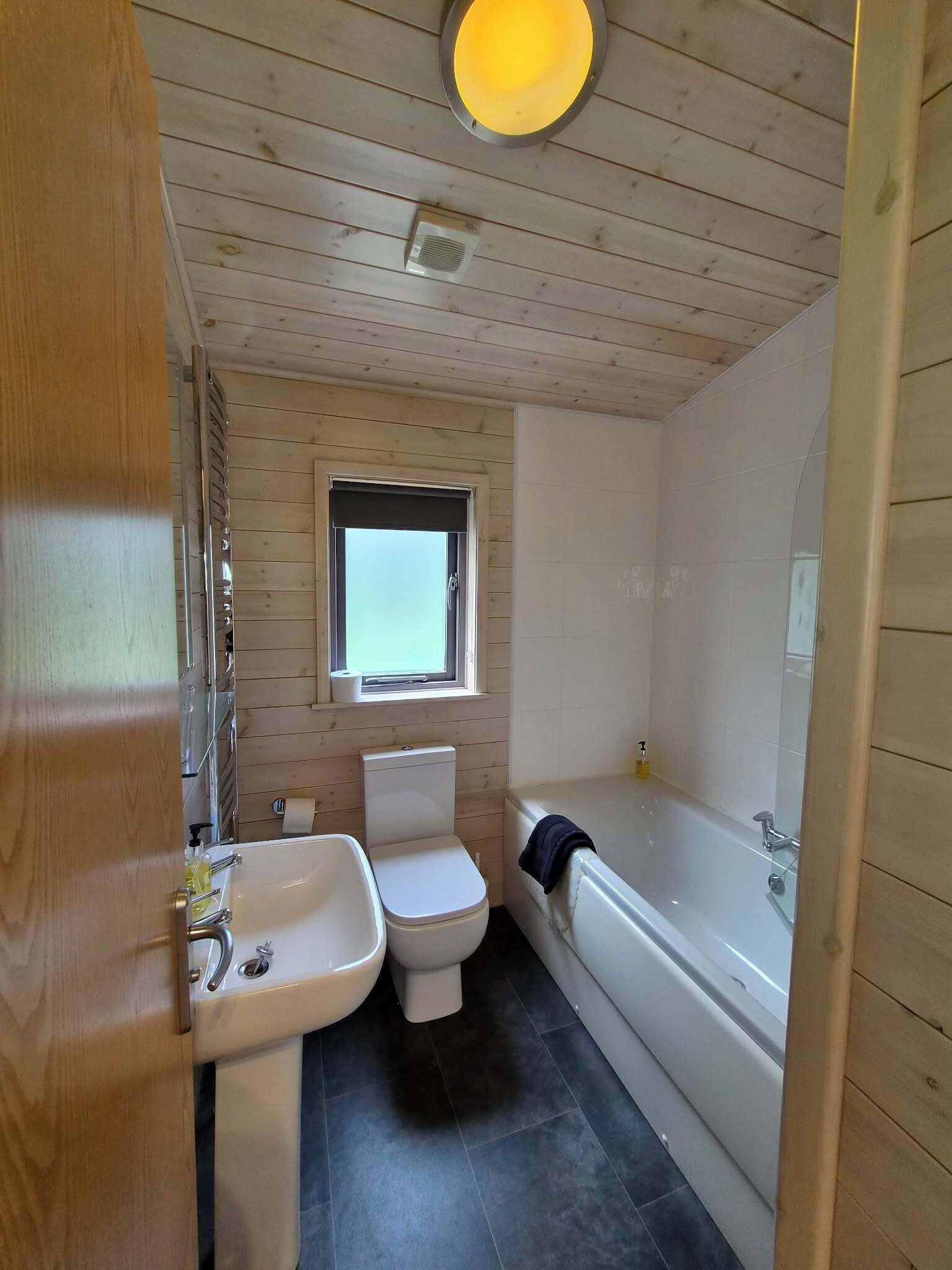 Une petite salle de bain comprenant un lavabo, des toilettes et une baignoire.