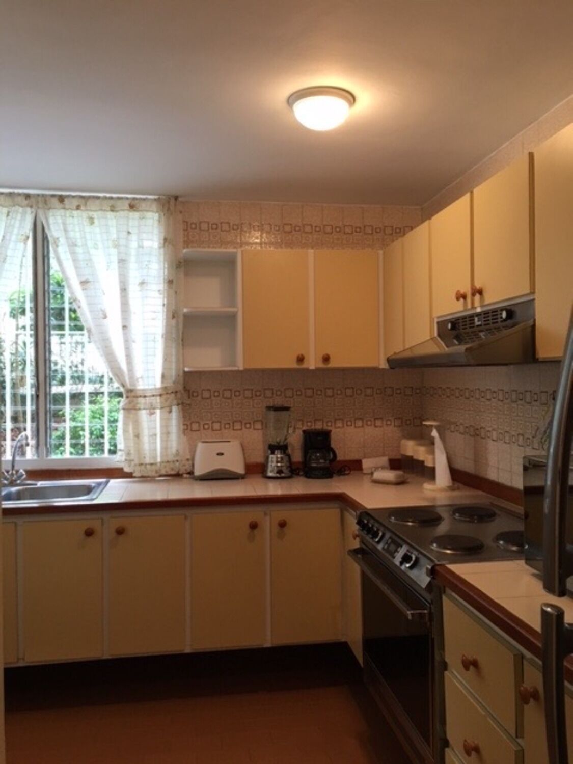 Microwave, coffee/tea maker, cookware/dishes/utensils