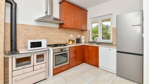 Eine moderne Küche mit Gasherd, Mikrowelle, Backofen und Geschirrspüler.