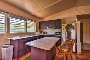 Refrigerador, microondas, parrilla de estufa y cafetera y tetera 