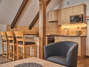 Kühlschrank, Mikrowelle, Kochgeschirr/Geschirr/Besteck, Esstisch