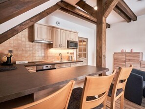 ثلاجة، ميكروويف، مستلزمات طهي/أطباق/أوعية، مائدة طعام