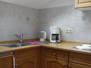  ثلاجة، موقد طهي مسطح، ماكينة لصنع القهوة/الشاي، مستلزمات طهي/أطباق/أوعية