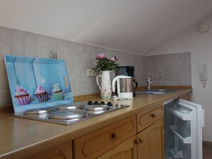 Kühlschrank, Herdplatte, Wasserkocher mit Kaffee-/Teezubehör