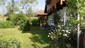 A traditional chalet with a well-maintained garden, wooden balconies, and a clear view of the surrounding landscape. - Predigtstuhl vacation apartment in a rural setting, 55 m², 1 bedroom (Bayerisch Gmain)
