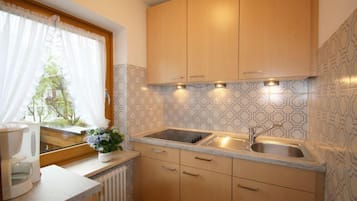 Kühlschrank, Mikrowelle, Herdplatte, Wasserkocher mit Kaffee-/Teezubehör