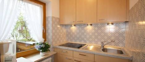 Frigorífico, microondas, placa de cocina y cafetera o tetera