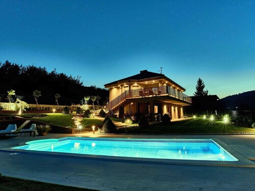 Private Villa with A/C, WIFI, private pool, hot tub, TV, terrace, pets allowed, panoramic view
