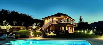 Private Villa with A/C, WIFI, private pool, hot tub, TV, terrace, pets allowed, panoramic view