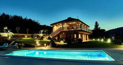 Private Villa with A/C, WIFI, private pool, hot tub, TV, terrace, pets allowed, panoramic view