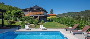 Maison de vacances privée avec bain à remous, WIFI, piscine privée, climatisation, TV, terrasse