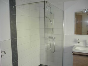 Shower, hair dryer, towels, soap - Apartment Danube - Apartments at Hotel zur Post Erlau (Obernzell)