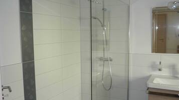 Secadora de cabello, toallas, jabón, papel de baño