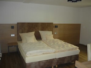 2 slaapkamers, een bureau, reisbedje, wifi