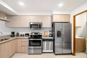 Refrigerador, microondas, horno, placa de cocina