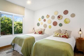 2 dormitorios, escritorio, cortinas opacas