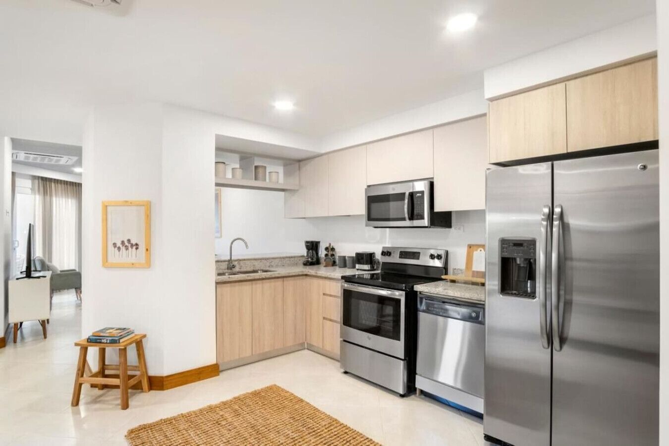 Refrigerador, microondas, horno y parrilla de estufa 