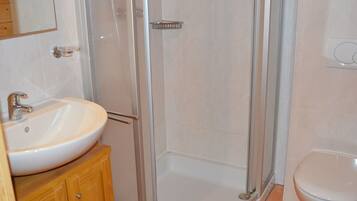 Chalet | Bathroom | Bathtub, towels