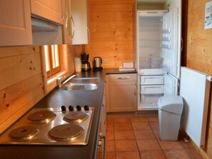 Chalet | Yksityinen keittiö | Jääkaappi, mikroaaltouuni, uuni, liesi