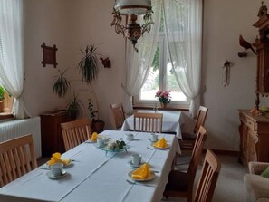 Apartment | Dining - Spacious Farmhouse in Friedrichsfeld near Forest (Trendelburg)