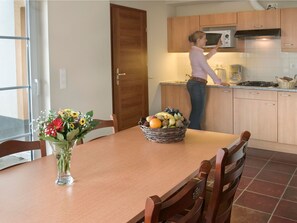 Villa | Eigene Küche | Wasserkocher mit Kaffee-/Teezubehör, Mikrowelle, Geschirrspüler