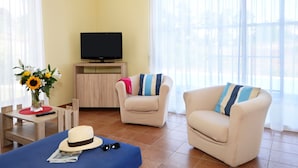 House | Living room - Villa in France by Golf Course With Pool (Gujan-Mestras)