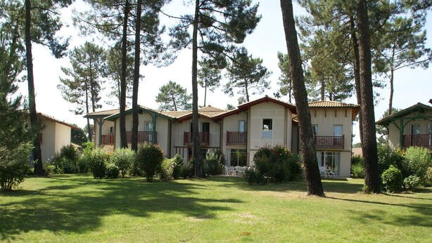 Exterior - Villa in France by Golf Course With Pool (Gujan-Mestras)