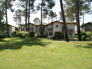 Exterior - Villa in France by Golf Course With Pool (Gujan-Mestras)