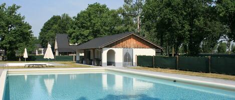 Una piscina al aire libre