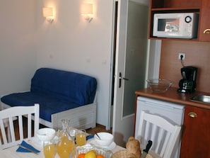 Living room - Well-kept and Cozy Apartment on the Atlantic Coast (Le Verdon-sur-Mer)