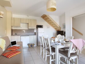House | Living room - Modern Stay With Pool & Terrace (Aigues-Mortes)